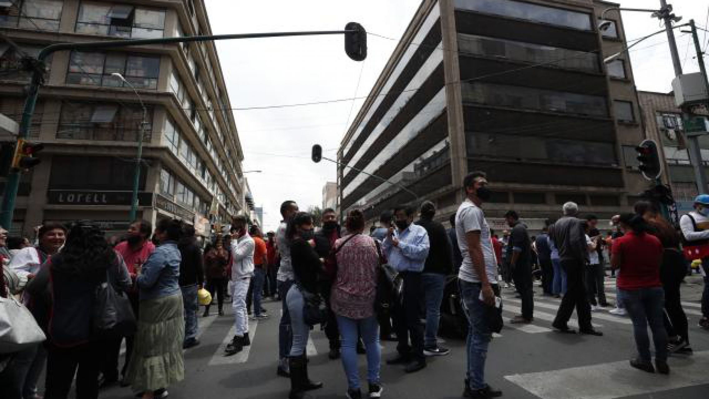 Un sismo de 7,4 sacudió México: coincidió con el aniversario de otros fuertes terremotos